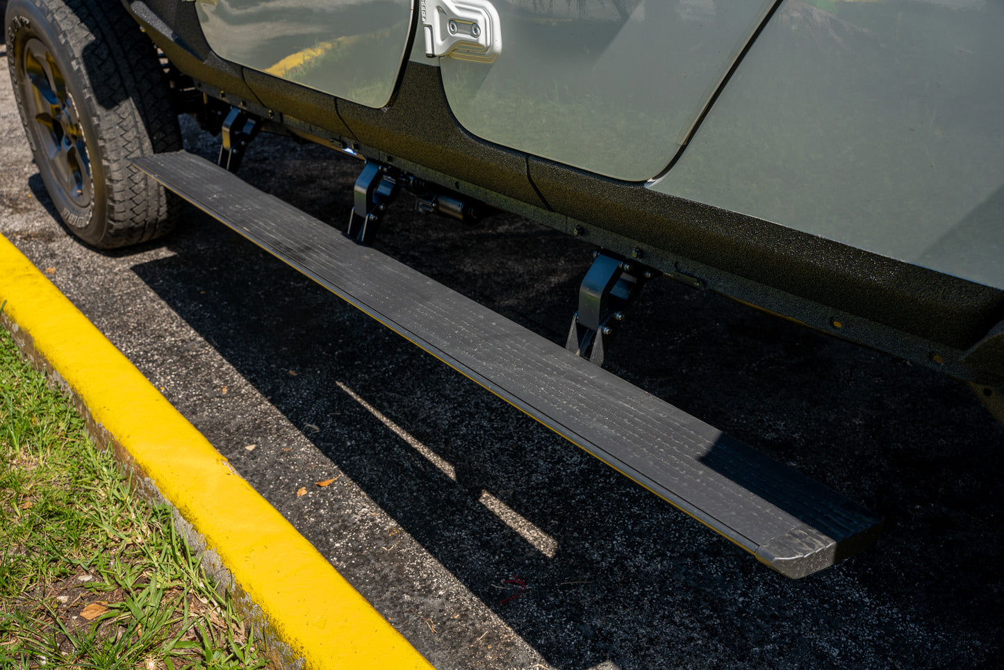 SoFlo (18-24) JL Wrangler Power Steps