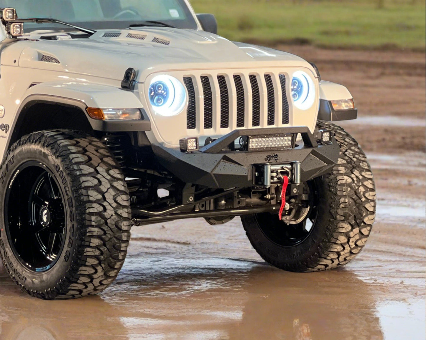 SoFlo Stubby Bumper with Lightbar and Cubes