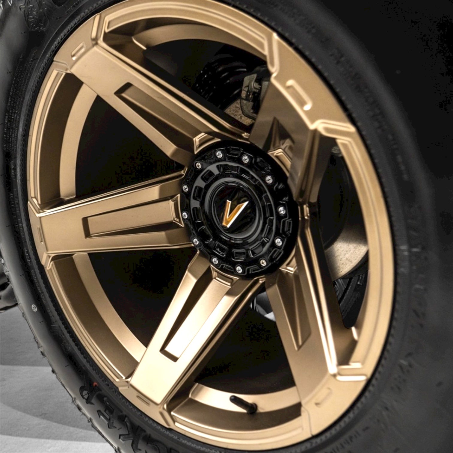 CORIMA５スポーク　フロントホイール　トラック　スリーアクスル　ホワイトロゴ Apocalypse 5-Spoke Wheels for Ford Bronco 2021–2025 (Black) Deep